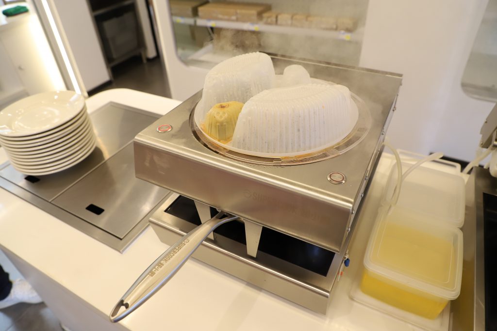 中華炒めもお任せあれ　スマート自動調理器で料理を標準化