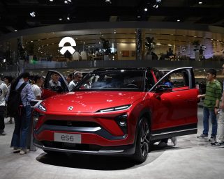 EV用電池の確保競争始まる　自動車メーカーのジレンマとは