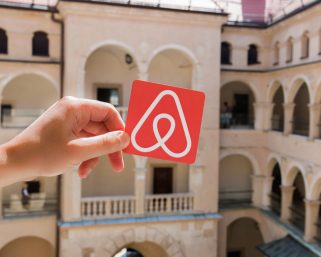 新型肺炎で一網打尽の観光業界　OYO、Airbnbに起死回生の策はあるか