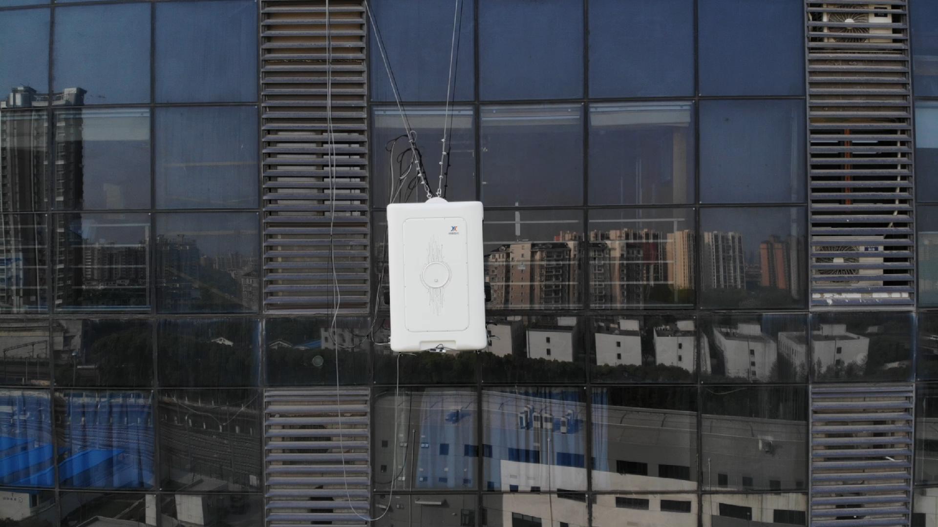 高層ビルの外壁清掃　人間からAIロボットへ　高所作業も無人化　