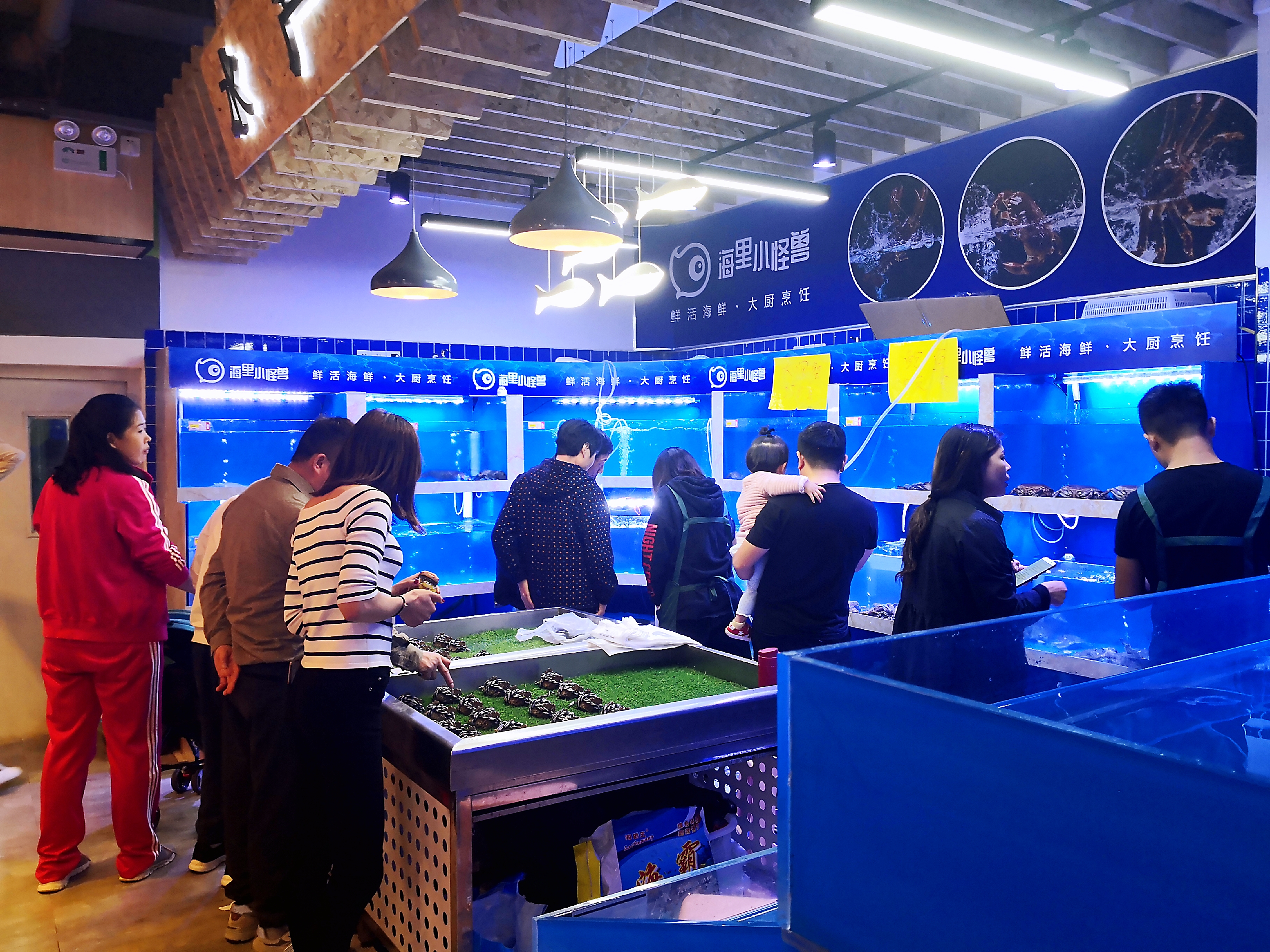 内陸都市で水産物販売を手がける「海里小怪獣」　コンビニ方式やデリバリーで集客へ