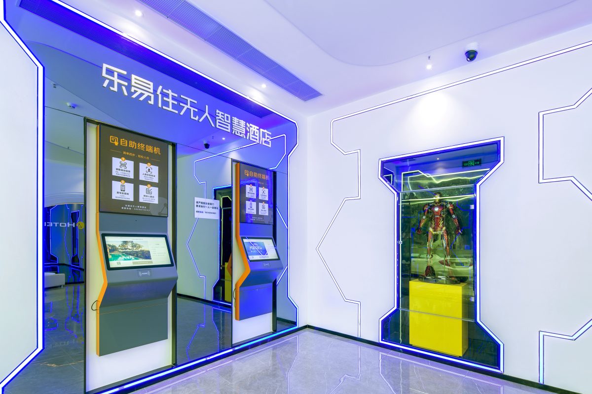 非接触の追い風に乗る中国の無人ホテル　AIoTでコスト削減とサービス改善へ