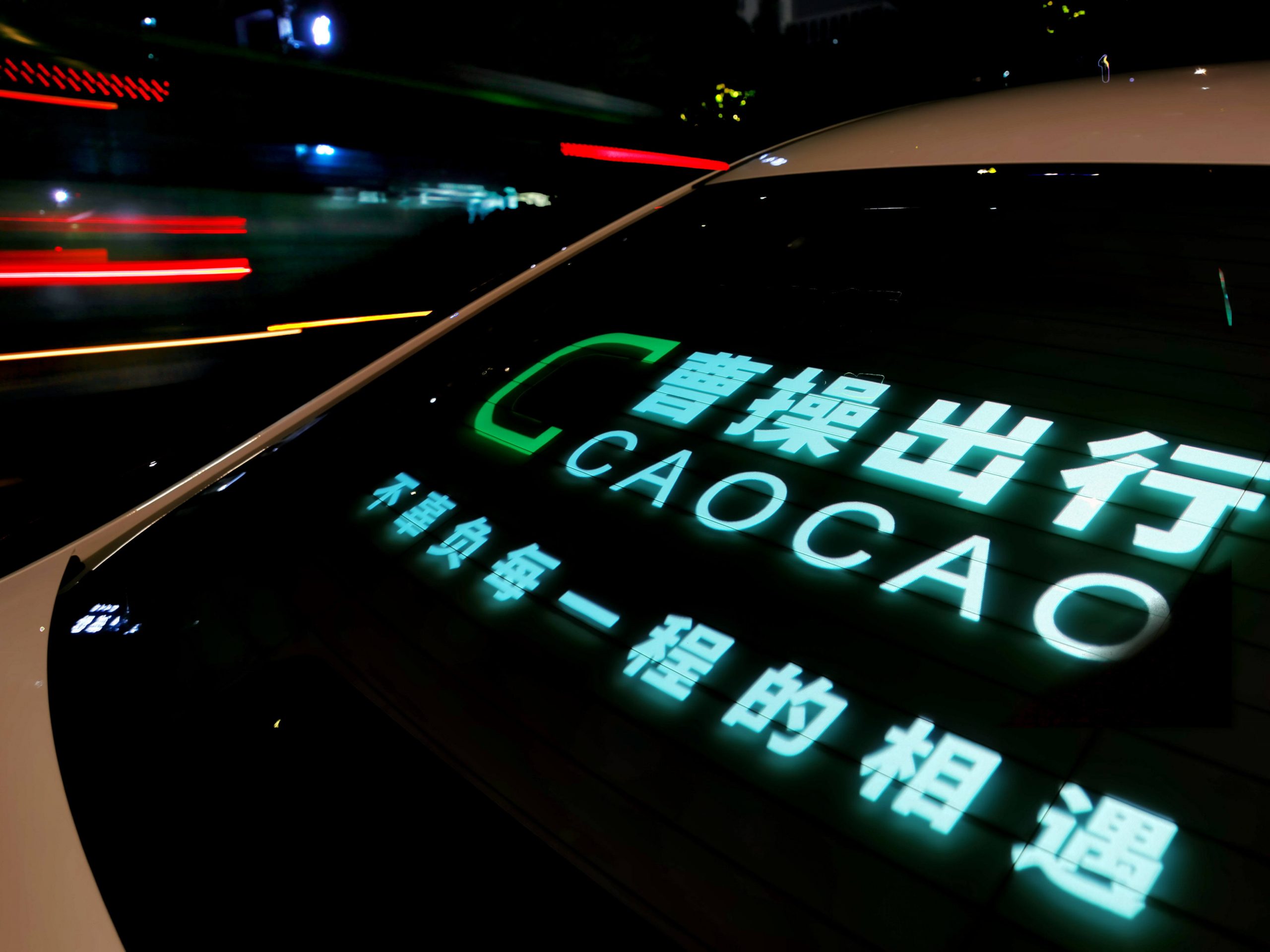 ネット配車車両のリアウィンドウ広告に特化　屋外広告の巨大市場に切り込む新興企業