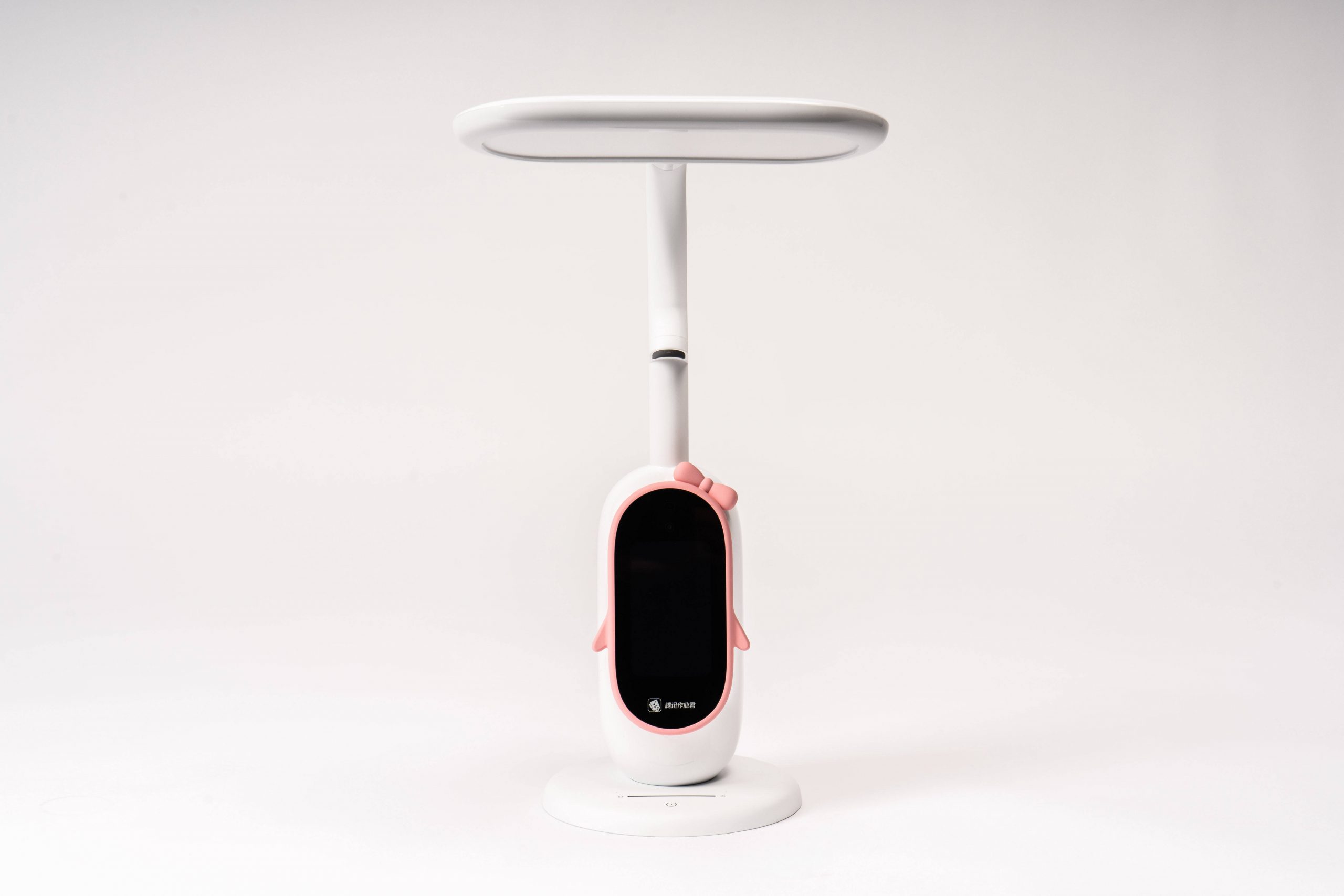 テンセント、AI搭載のデスクライトを発表　宿題添削から間違いノート作成まで家庭学習を強力支援