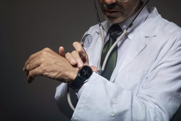 血圧測定スマートウォッチに医療用クラスが登場　難所は「超小型化」