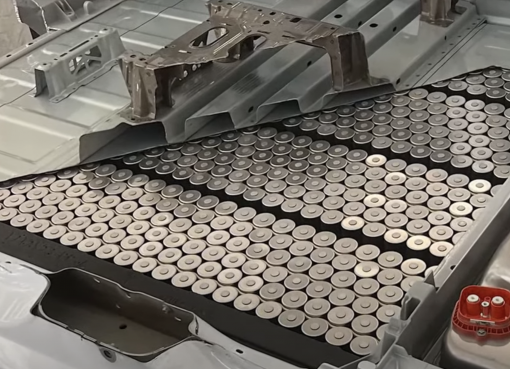 テスラ、「4680電池」生産能力を拡大　中国から電池正極コイルを輸入