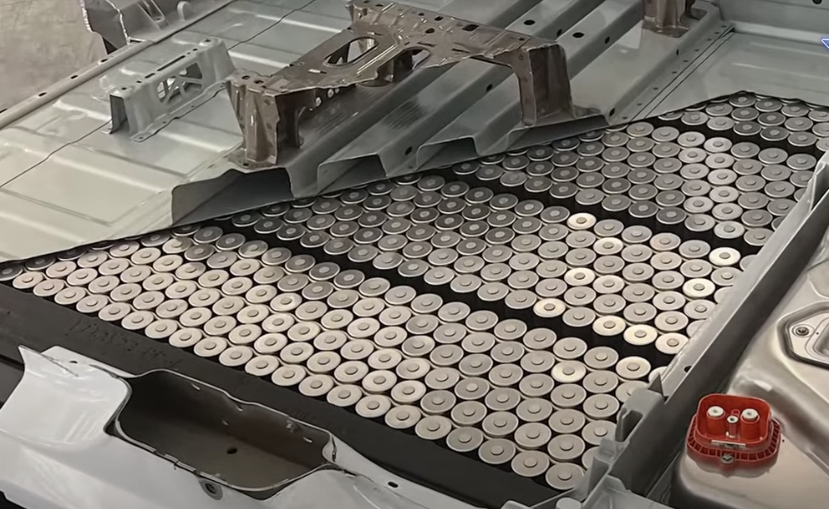 テスラ、「4680電池」生産能力を拡大　中国から電池正極コイルを輸入