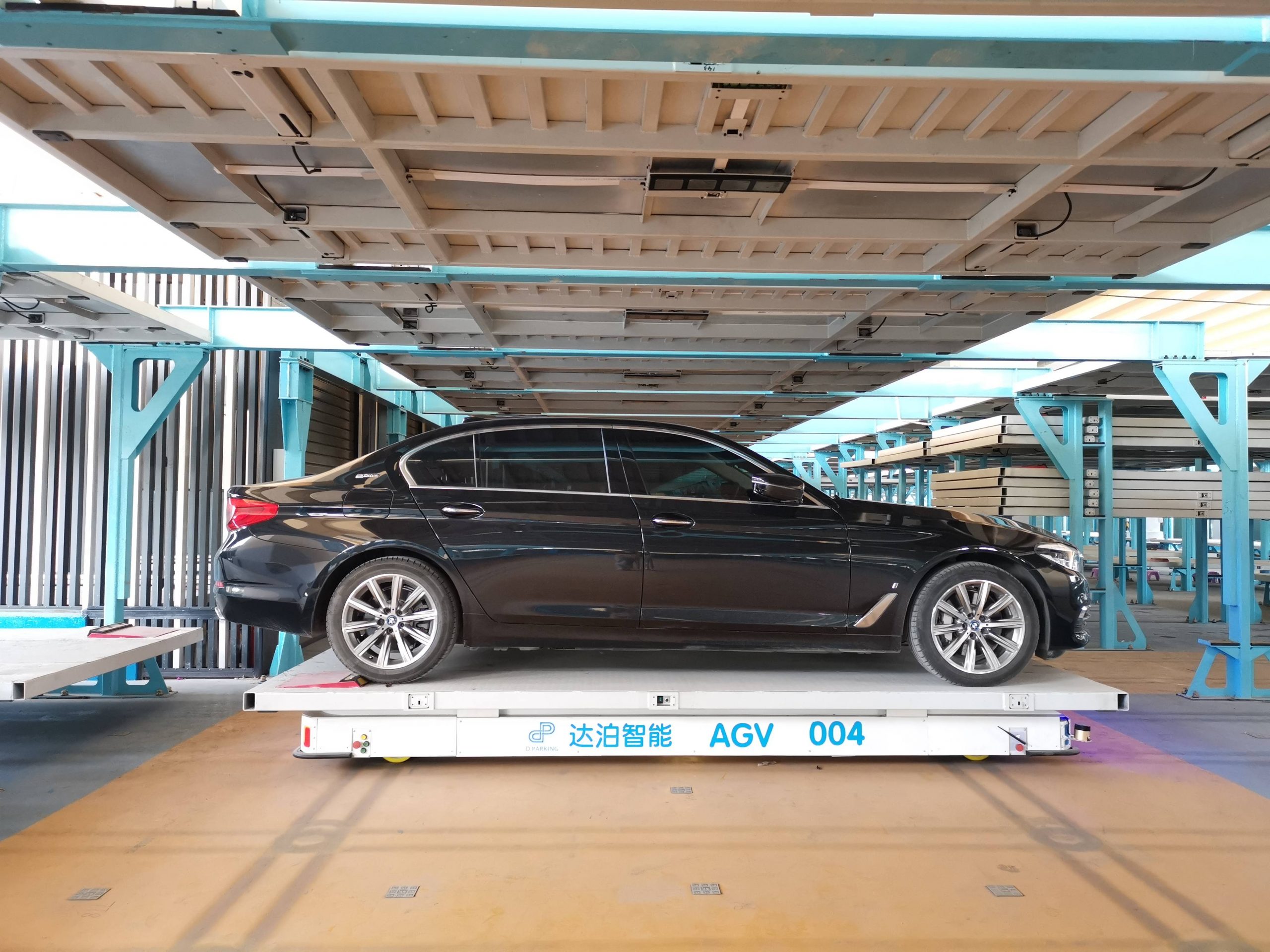 深刻化する駐車場不足問題　中国新興企業、AGVによる自動駐車を実現