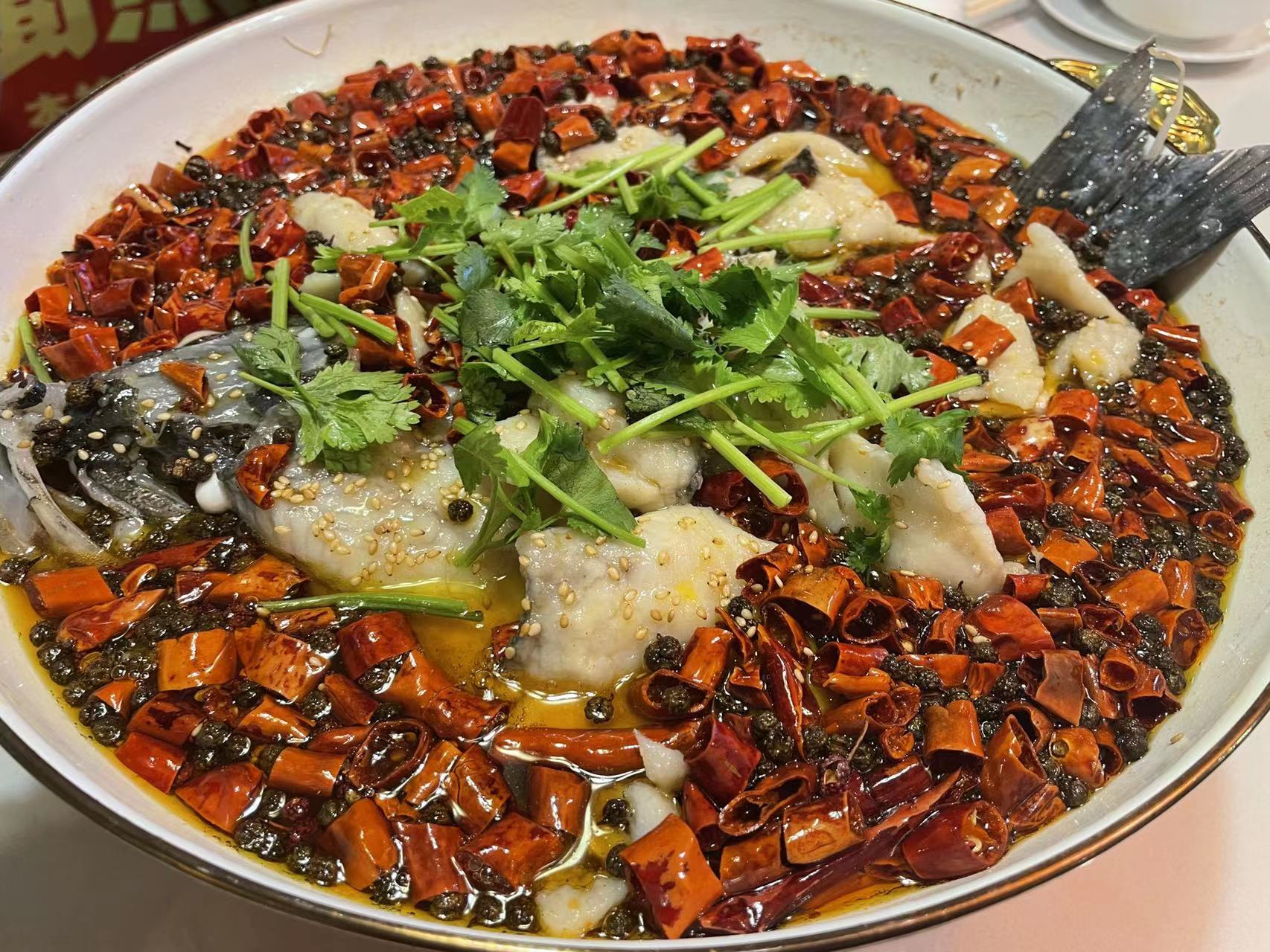 唐辛子たっぷり！四川名物「沸騰魚」を池袋で食べる【中華ビジネス戦記】