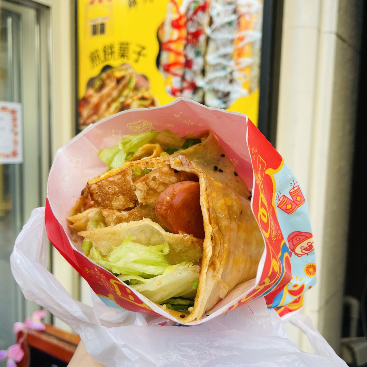 屋台料理の定番「中華クレープ」「中華バーガー」のお店、新大久保のコリアンタウンにオープン【中華ビジネス戦記】