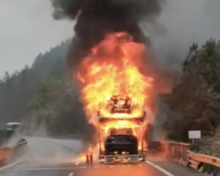 中国貴州省、車両運搬車がテスラ車10台もろとも全焼。出火原因は調査中