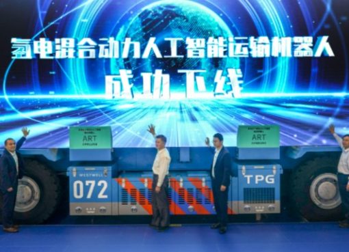 天津港集団、世界初の水素・電気ハイブリッドAI搬送ロボ披露