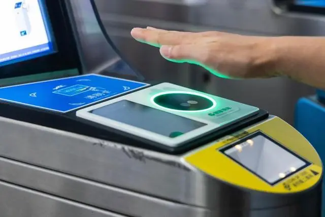 中国・北京、地下鉄も「手のひら」認証で乗車可能に。テンセント、「WeChat Pay」に掌紋決済を正式導入