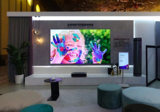 ハイセンス、世界初の折りたたみ式レーザーTVを発表 約40分でホームシアターを