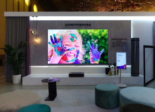 ハイセンス、世界初の折りたたみ式レーザーTVを発表　約40分でホームシアターを