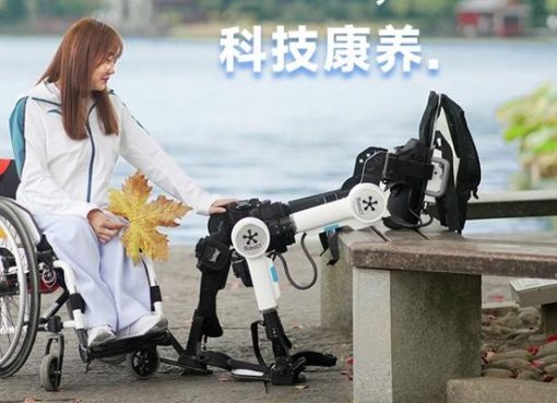 リハビリ用外骨格ロボット　中国ベンチャーが「意図認識」を導入し活用幅広げる