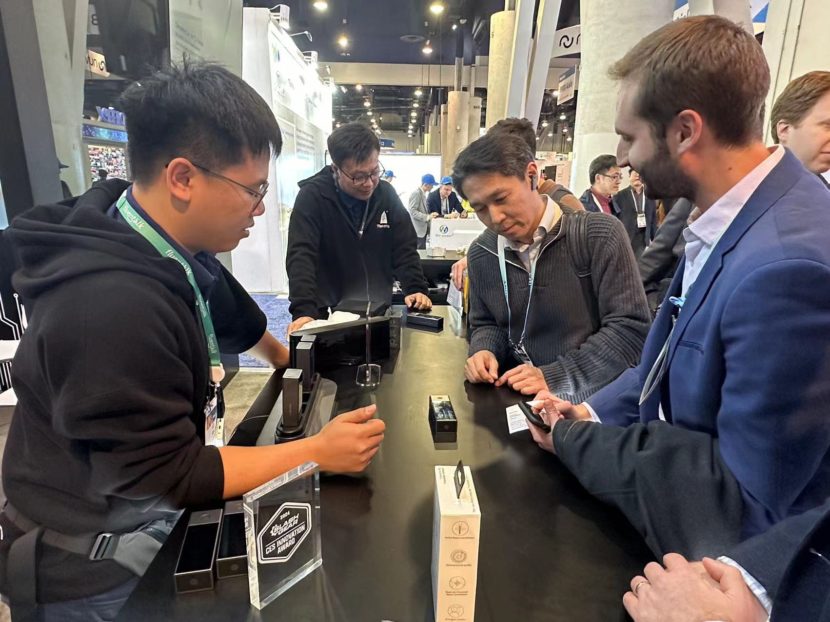 ボイスクローン可能なAI翻訳機、最大20人・5言語に同時対応。中国企業が「CES 2024」で披露