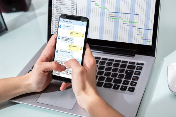 業務時間外の「チャットでの対応」は残業。中国で初の司法判断、企業に賠償命令