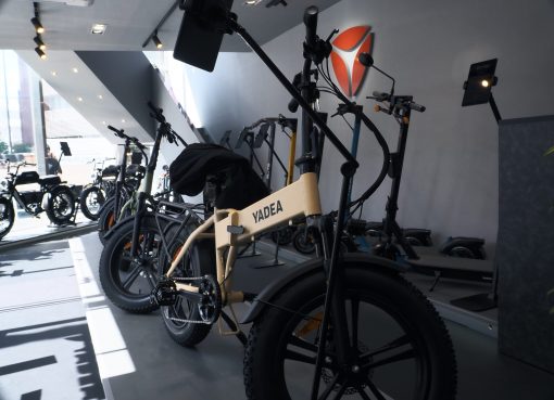 中国電動二輪車大手の「YADEA（雅迪）」、日本初の旗艦店を表参道にオープン