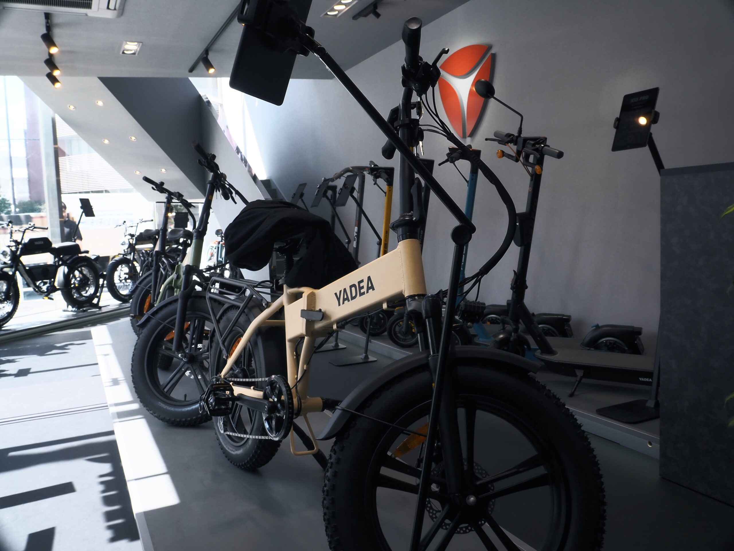中国電動二輪車大手の「YADEA（雅迪）」、日本初の旗艦店を表参道に