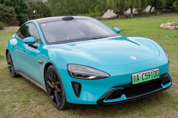 日本メディアとして初の試乗！中国EV業界に衝撃が走った、シャオミ「SU7」リアルな乗り心地とサプライヤー大公開