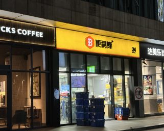 「アルゴリズムに人間の店員が支配される」、全てをシステムが決める中国の自動化コンビニ「便利蜂」の大誤算