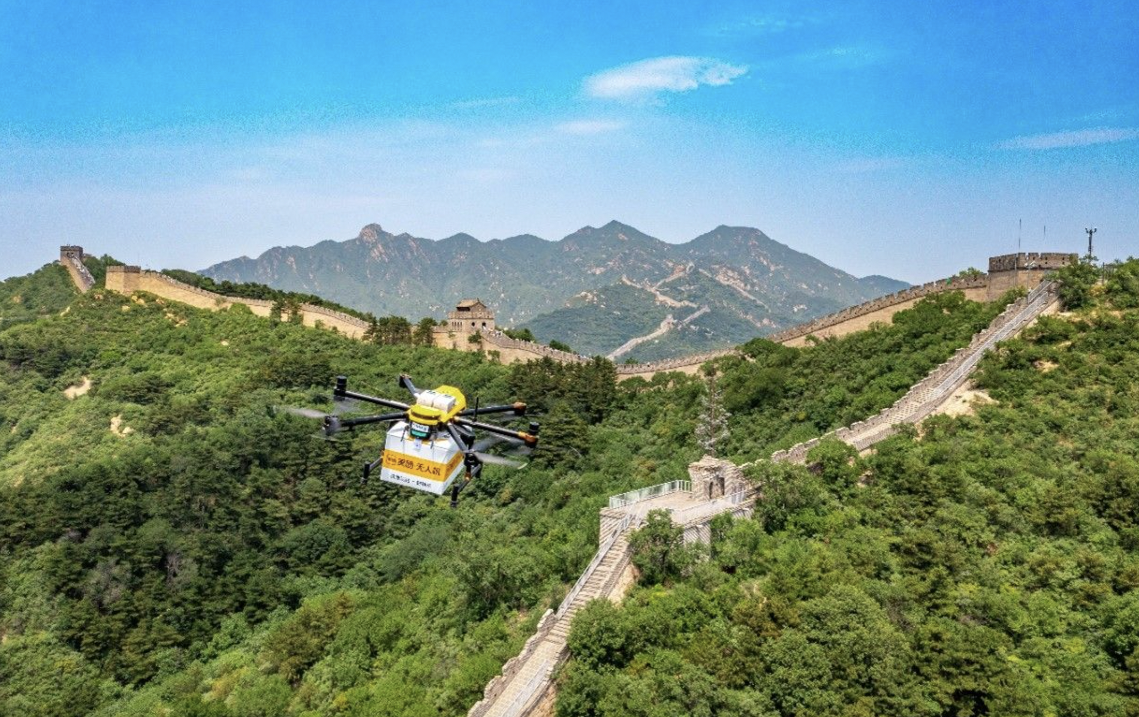 中国フードデリバリー大手「美団」、万里の長城でドローン配送サービス開始 