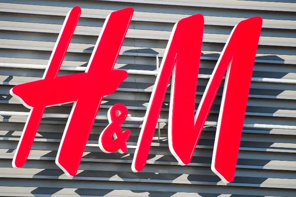 H&M、高級化戦略の一方で中国格安ECにも出店した理由は　