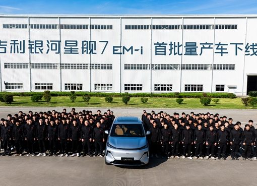 BYDに正面対決！ 吉利汽車、最新PHEV技術搭載のSUV「銀河星艦7」を発表 「エンジン熱効率46.5%」