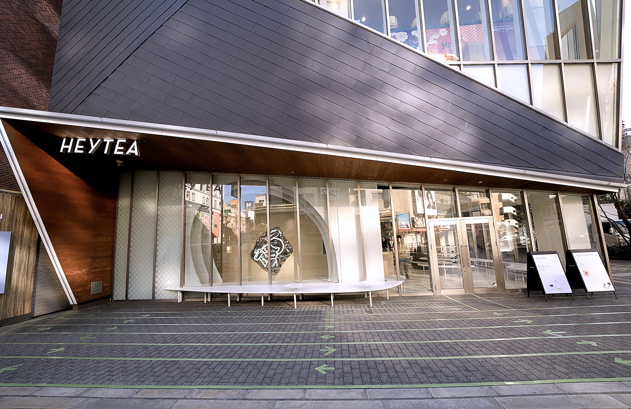 中国ティードリンク「HEYTEA（喜茶）」、日本初上陸　道頓堀1号店が行列