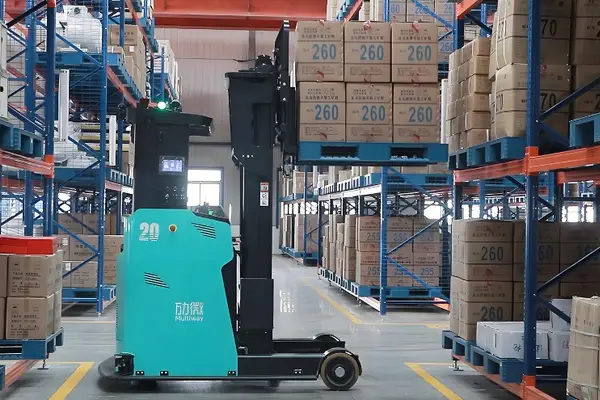 物流現場で“100台同時制御”。中国発AIロボ「Multiway Robotics」、日本を含む30カ国で導入拡大
