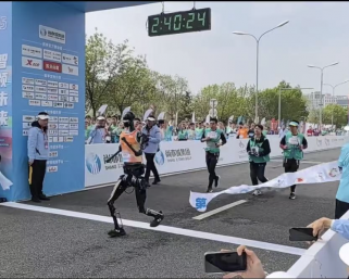 世界初の「人型ロボット・マラソン」が北京で開催　21km激走レースに20チームが参戦、完走はわずか6体【Update】