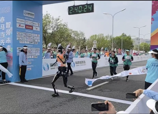 世界初の「人型ロボット・マラソン」が北京で開催　21km激走レースに20チームが参戦、完走はわずか6体【Update】