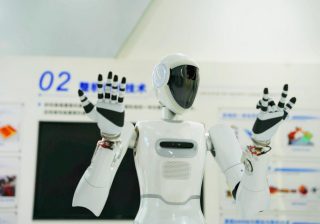 中国家電大手・美的集団、「エンボディドAI」に参戦 店舗に人型ロボット導入へ