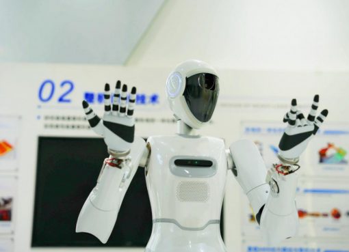 中国家電大手・美的集団、「エンボディドAI」に参戦　店舗に人型ロボット導入へ
