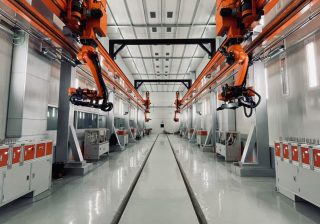 作業員14人分の仕事を4台で完了 中国発スマート研磨ロボット、「手作業依存」の産業課題に挑む