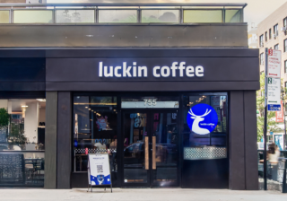 スタバは中国事業売却を検討する中、ラッキンコーヒーは米進出 NYで2店舗