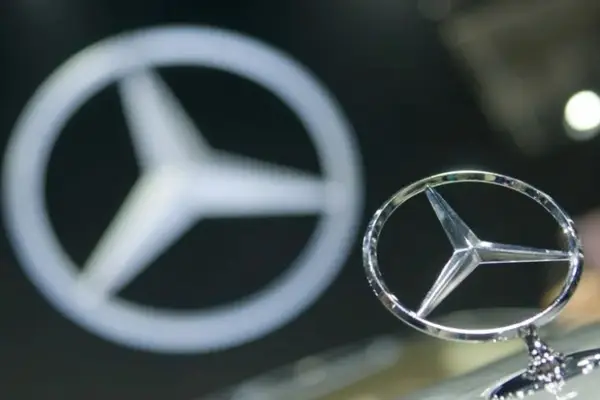 独メルセデス、中国向け車に吉利系OS搭載へ　スマート化で巻き返し狙う