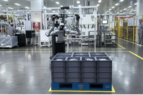 “二本腕”で無失敗で800箱を運ぶーー中国工場で検証、人型ロボット「A2-W」の実力