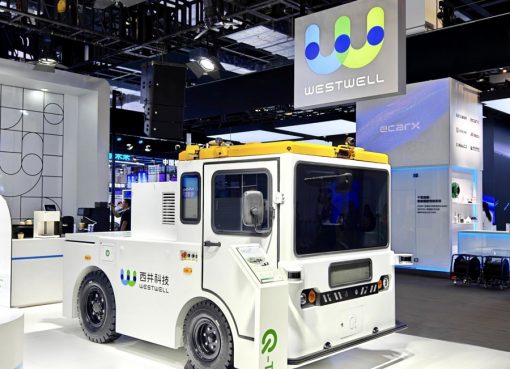中国WESTWELL、最先端の自動運転トーイングトラクター発表　航空物流の人手不足解消へ