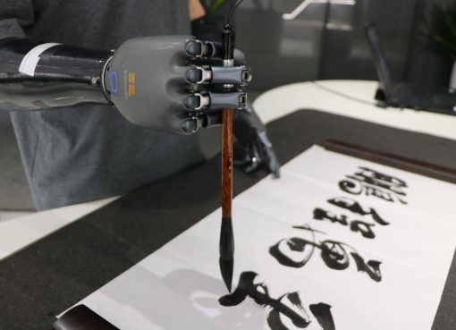 米ニューラリンクに挑む中国「BrainCo」、評価額1900億円規模　香港・本土でIPO検討か