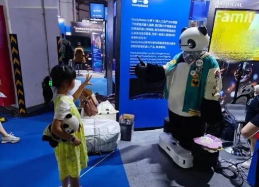 等身大「パンダ型AIロボ」で話題。中国スタートアップ、シードラウンドで数百万ドル調達