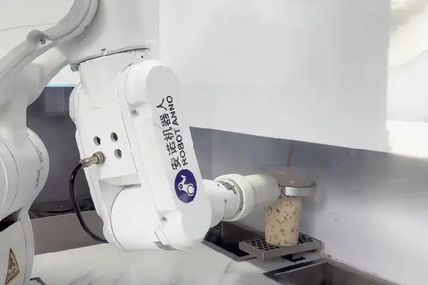 人件費60％削減、ラテもカクテルもこなす。無人リテールロボット「RobotAnno」が資金調達