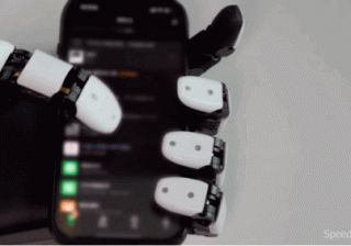 つるつる物体を精密把持、スマホ操作も難なく。中国ベンチャー、ロボットハンド「Apex Hand」公開