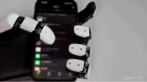 つるつる物体を精密把持、スマホ操作も難なく。中国ベンチャー、ロボットハンド「Apex Hand」公開