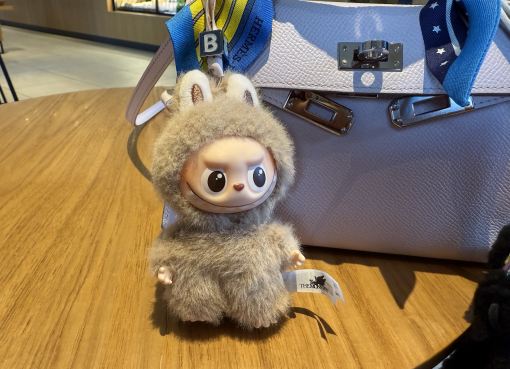 “フィギュア熱”に陰り? 中国POP MART株が急落、15周年シリーズも伸び悩み