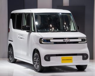 中国BYD“逆上陸”、日本専用の軽EV「ラッコ」を世界初公開　2026年発売へ