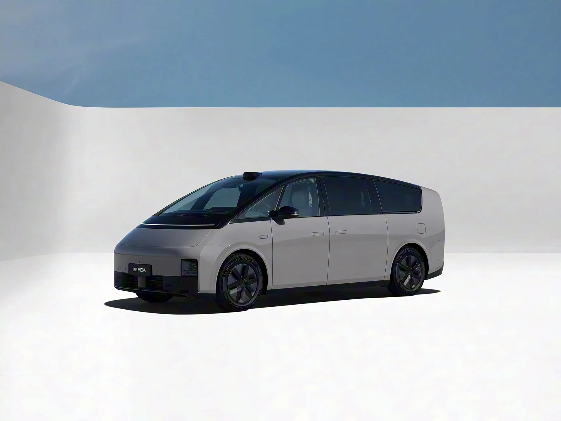 理想汽車「MEGA」が走行中に出火——1万1411台をリコール、EV安全性に新たな懸念