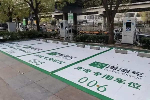 中国のEV充電設備、1800万基を突破　民間主導で「3年で倍増」計画へ