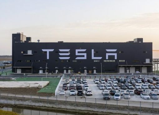 テスラ上海工場、完成車400万台ラインオフ　「30秒に1台」でテスラ生産の”生命線”に
